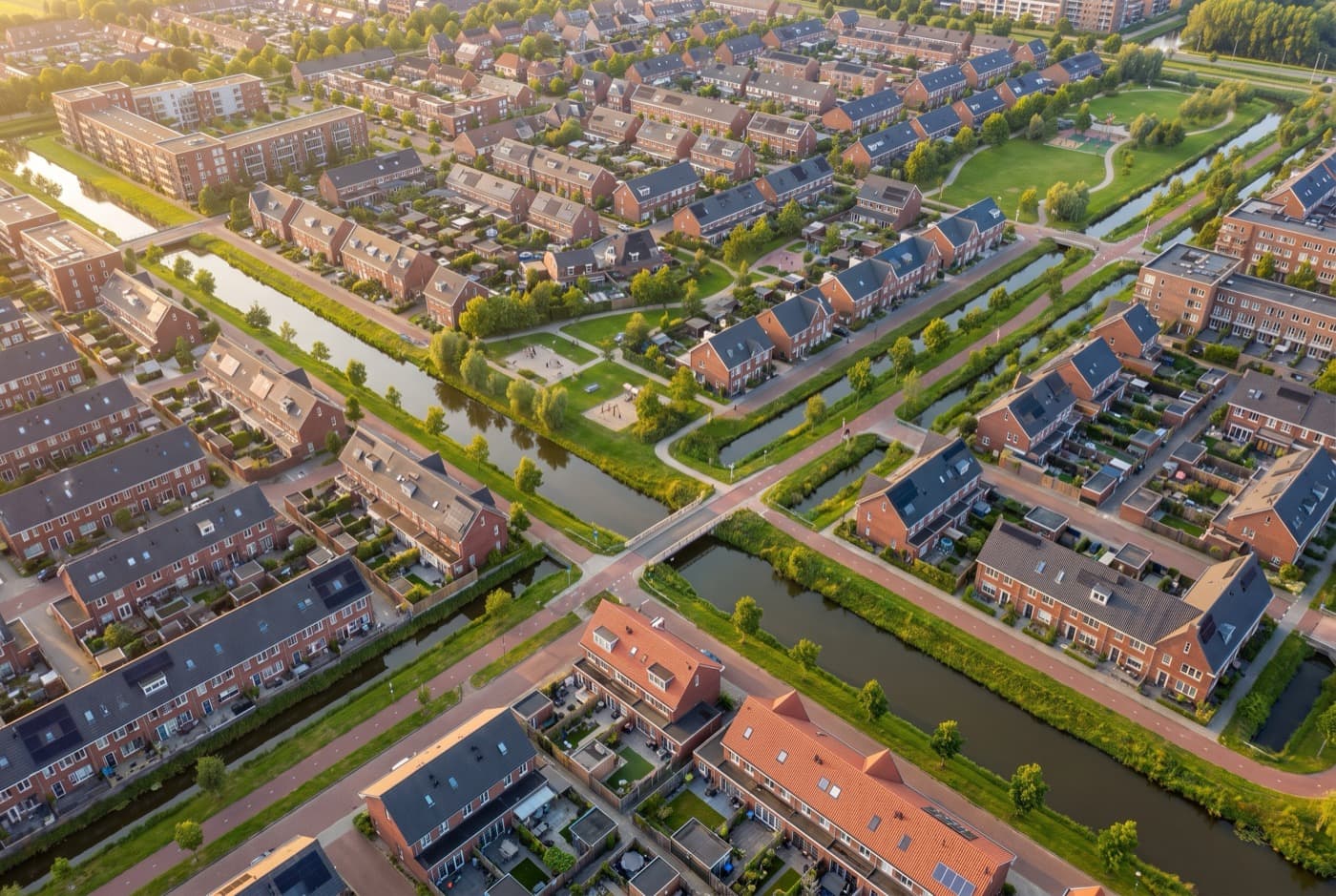 Luchtfoto van een woonwijk met vergelijkbare rijtjeswoningen