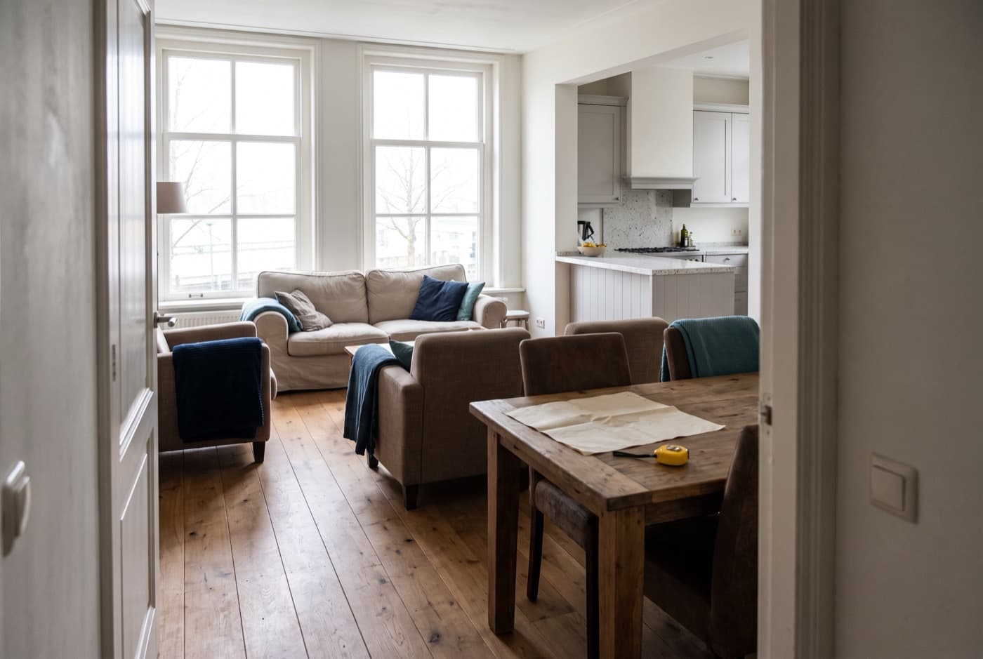 Woonkamer van een appartement met open keuken
